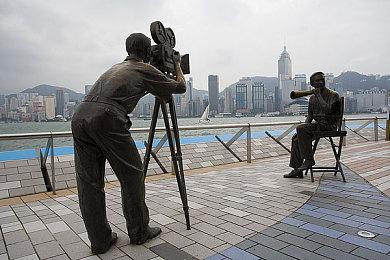 日本玩家地铁站掏出PSP玩怪猎 旁边小学生议论假货Switch